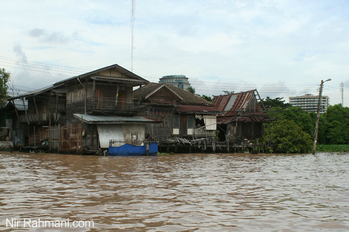 בתים על גדות תעלות הנהר בבנגקוק