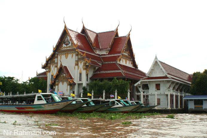 מקדש תאילנדי טיפוסי על גדות הנהר בבנגקוק